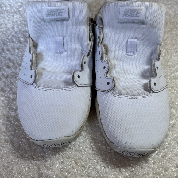 Nike Women's Cheer Shoes White and Gray Athletic Shoes - Picture 8 of 8